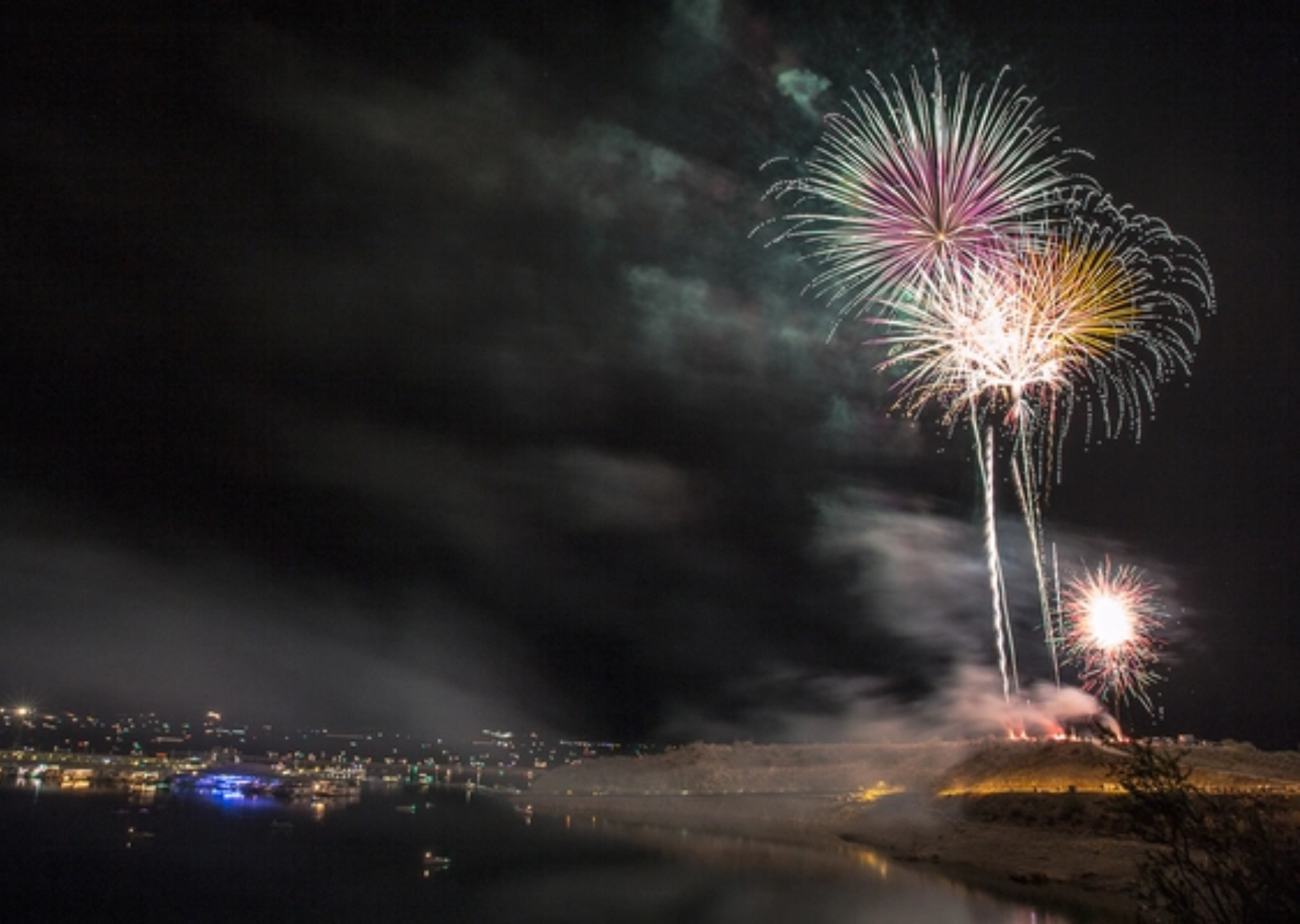 Lake Pleasant fireworks, Arizona boat-in concerts, Lake Pleasant events near Phoenix, boat rental Arizona, summer lake parties